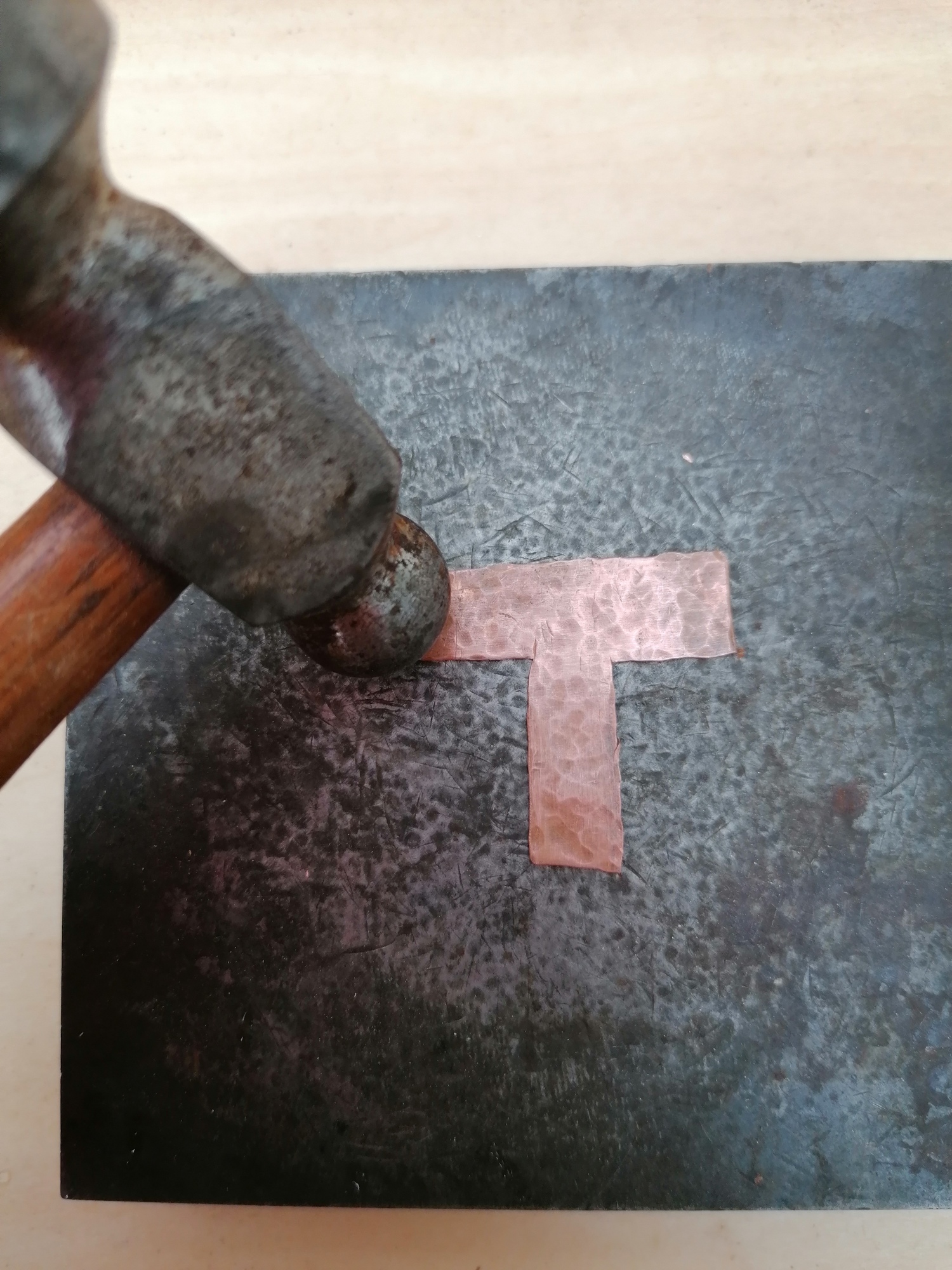 Tacte Joiers-Taller: Fem un penjoll amb la nostra inicial amb planxa de coure