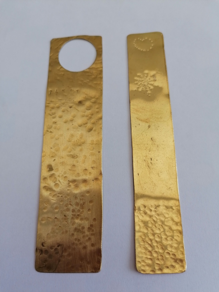 Tacte Joiers-Fem un punt de llibre de llautó, utilitzant tècniques de joieria