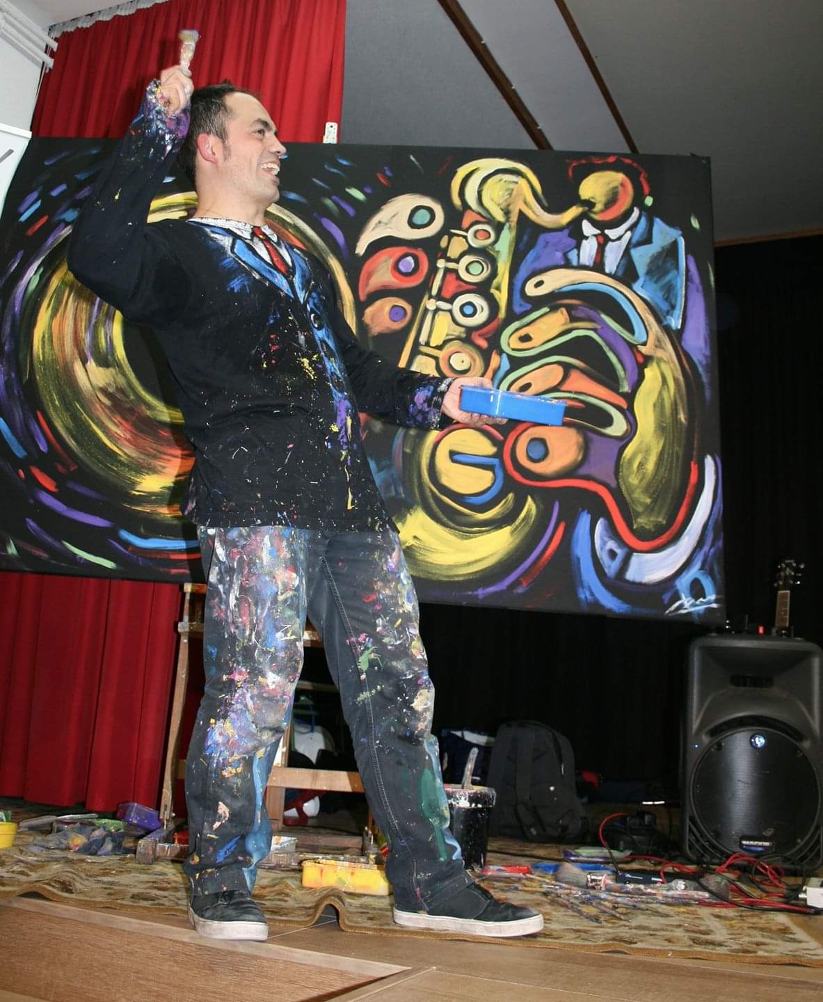 Pau Morales-Pintant, cantant i loopejant