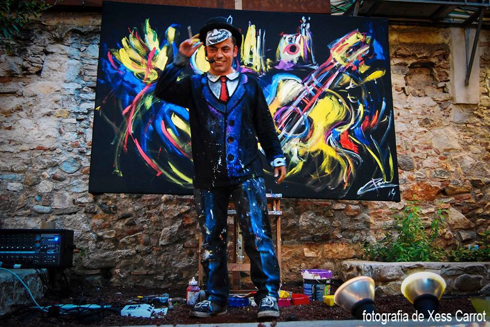 Pau Morales-Pintant, cantant i loopejant