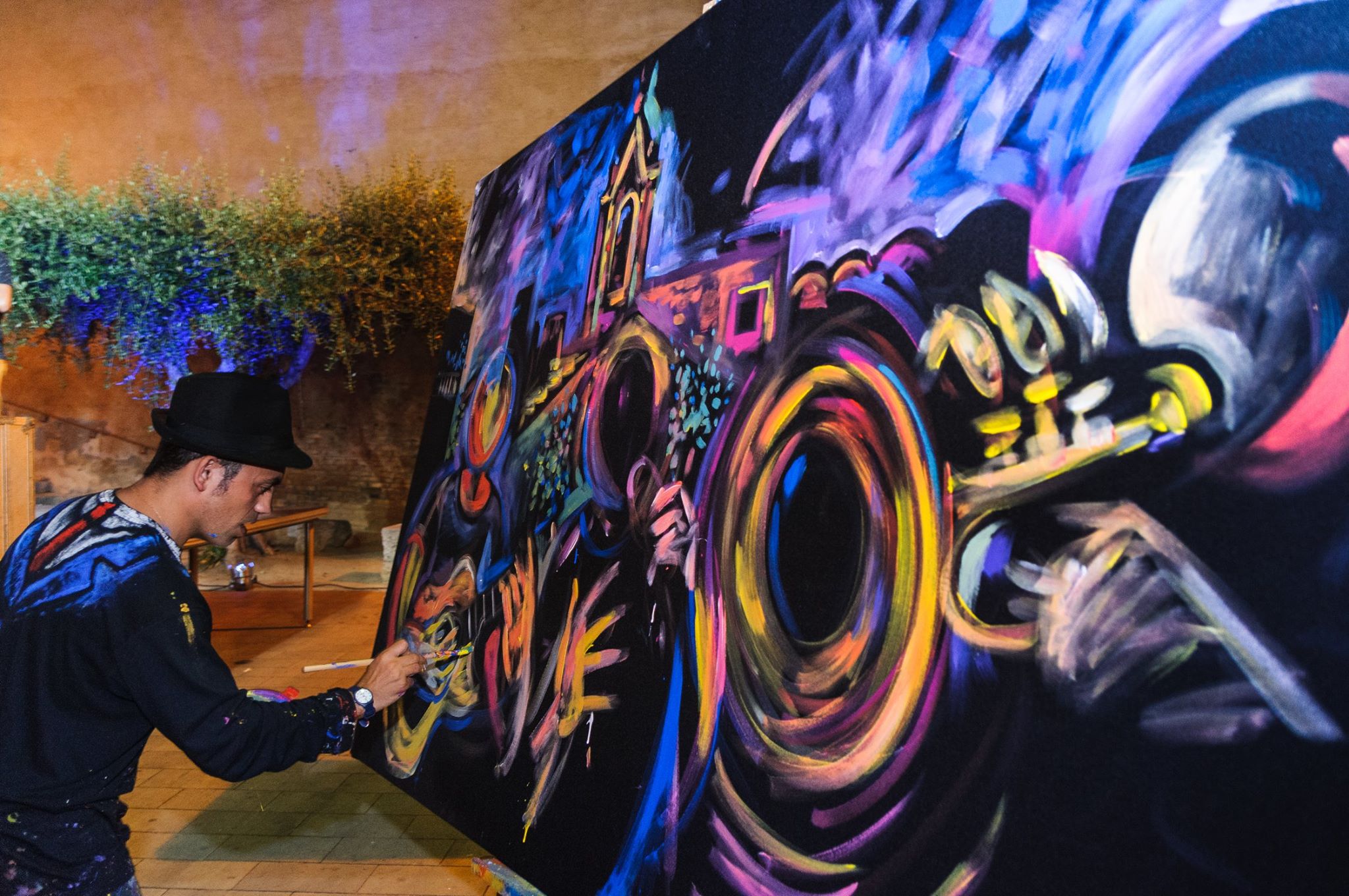 Pau Morales-Pintant, cantant i loopejant