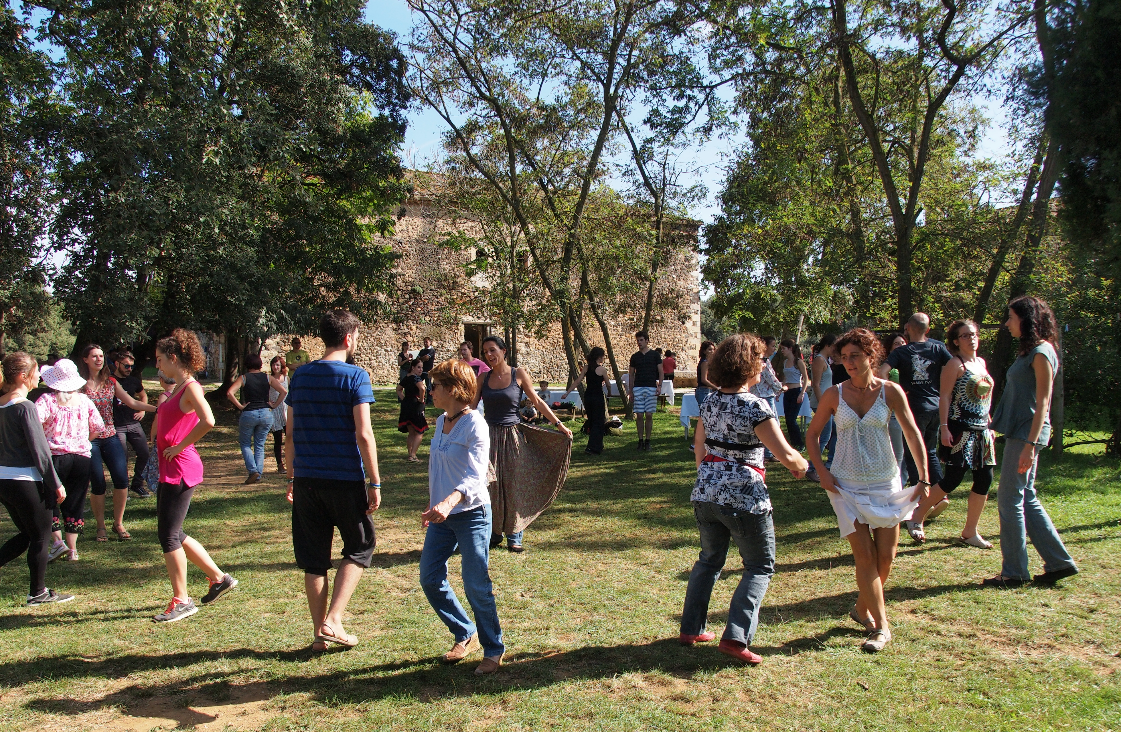 Escampillem-Animacions i tallers de balls tradicionals dels Països Catalans i Occitània