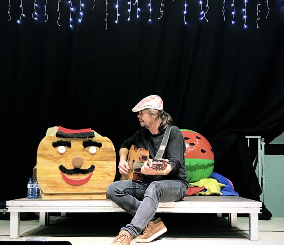 Fefe i Companyia-Caga, tió, caga cançons