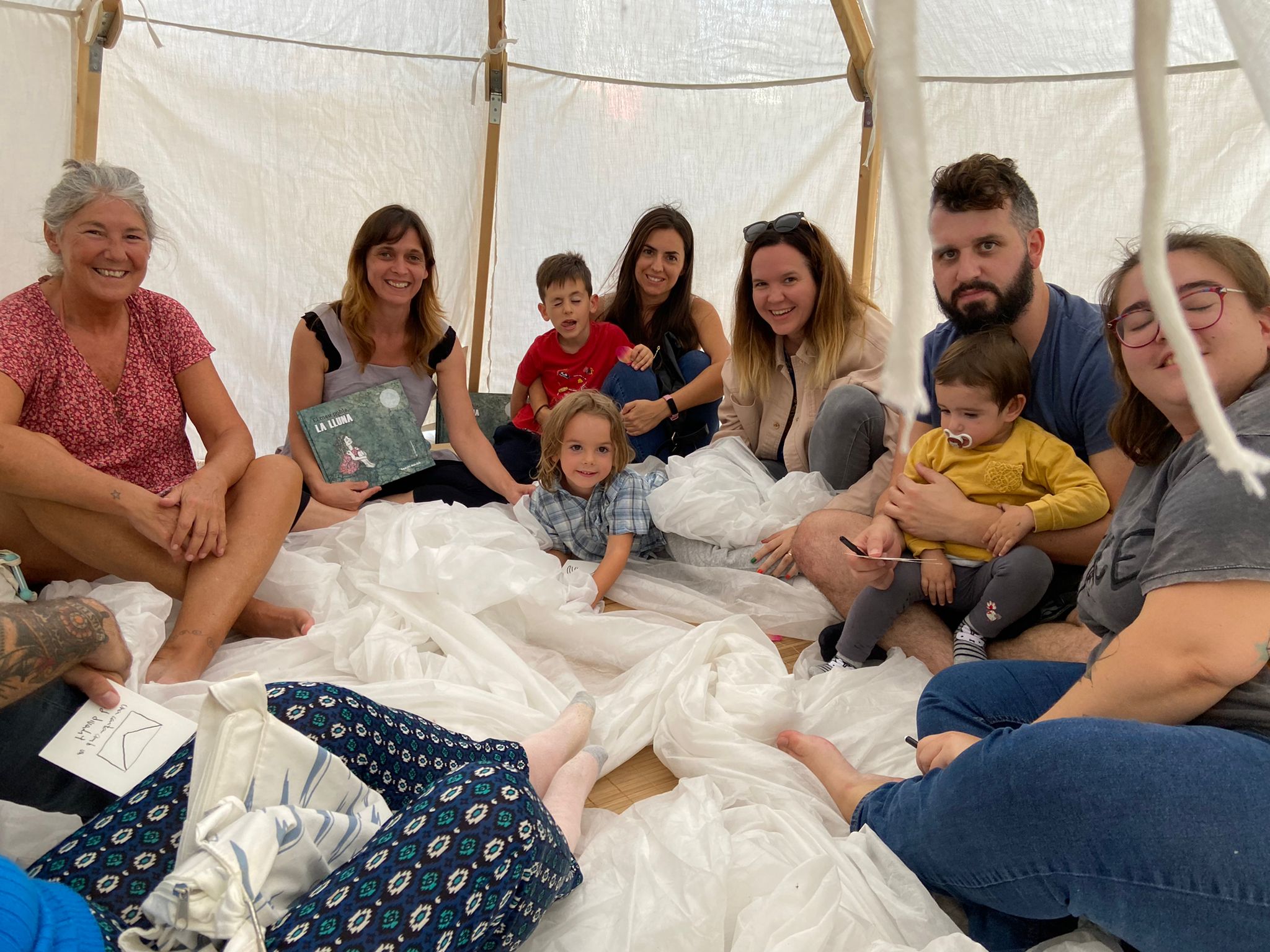 Raquel Moron-Viatge sensorial 'El meu poble, la lluna' a l'espai públic