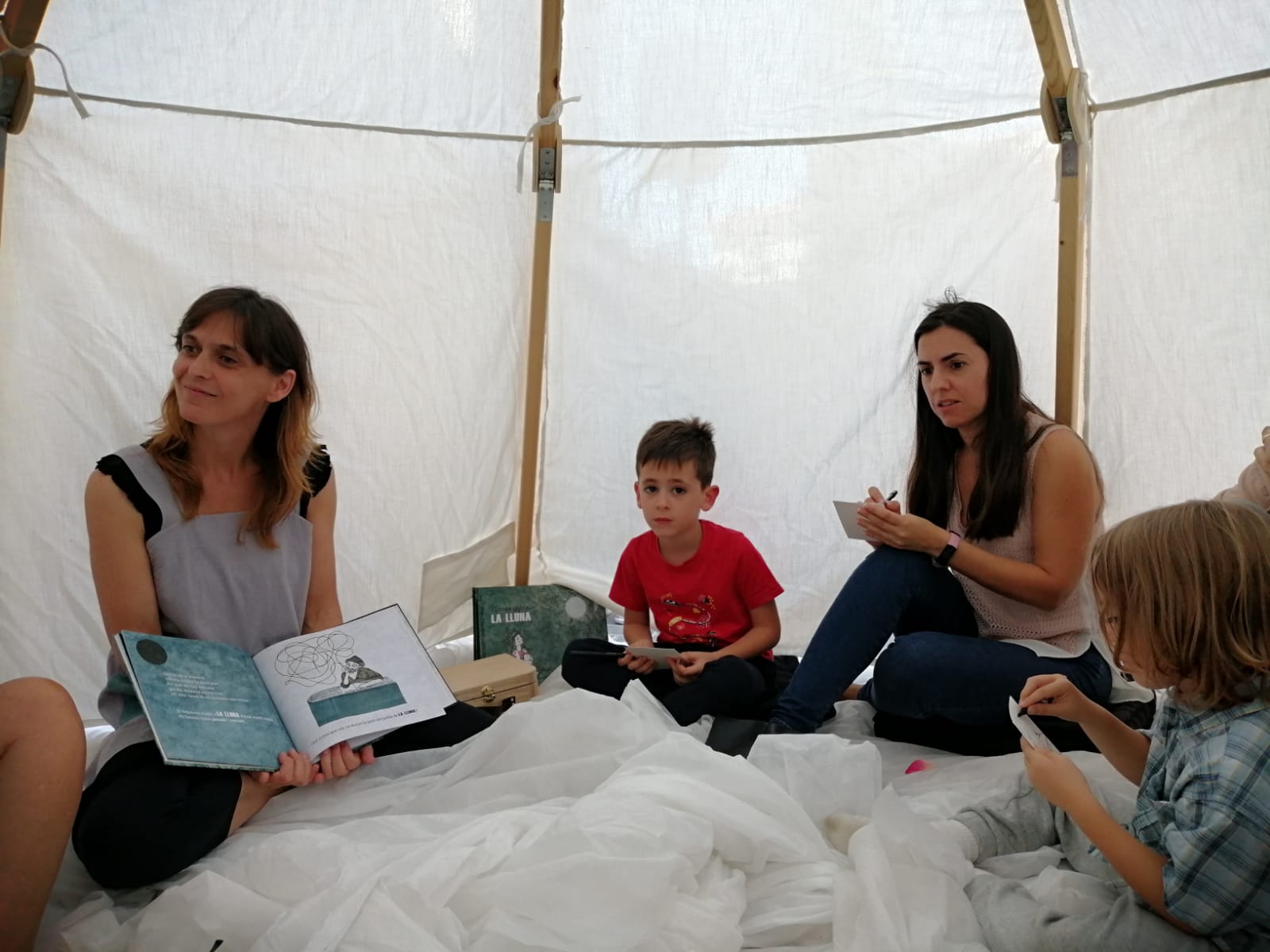 Raquel Moron-Viatge sensorial 'El meu poble, la lluna' a l'espai públic