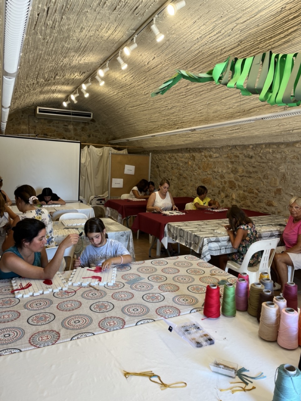 Clara Vallejo Barnosell-Taller d'arracades de macramé