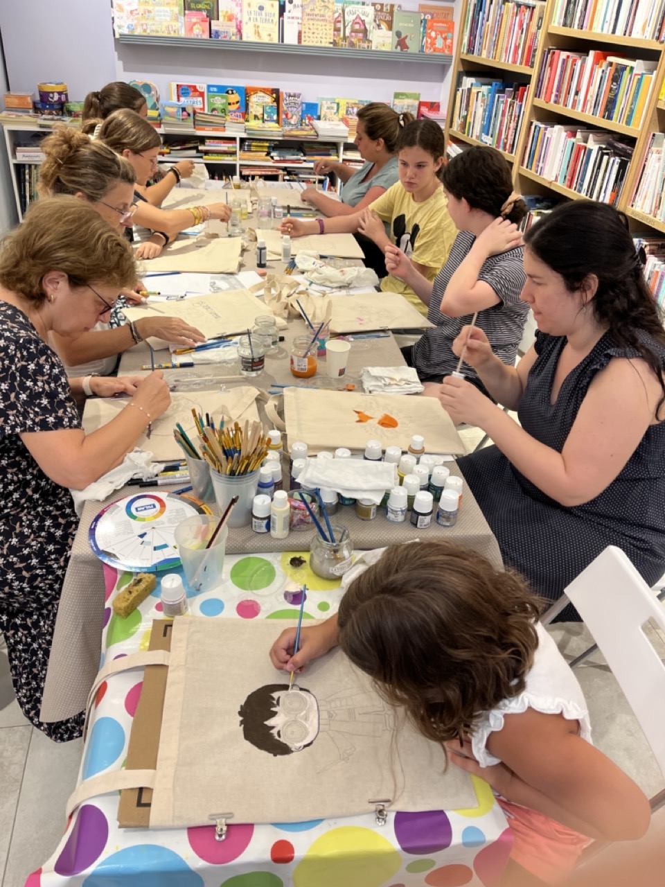 Clara Vallejo Barnosell-Pintura tèxtil: pintem una bosa tote!