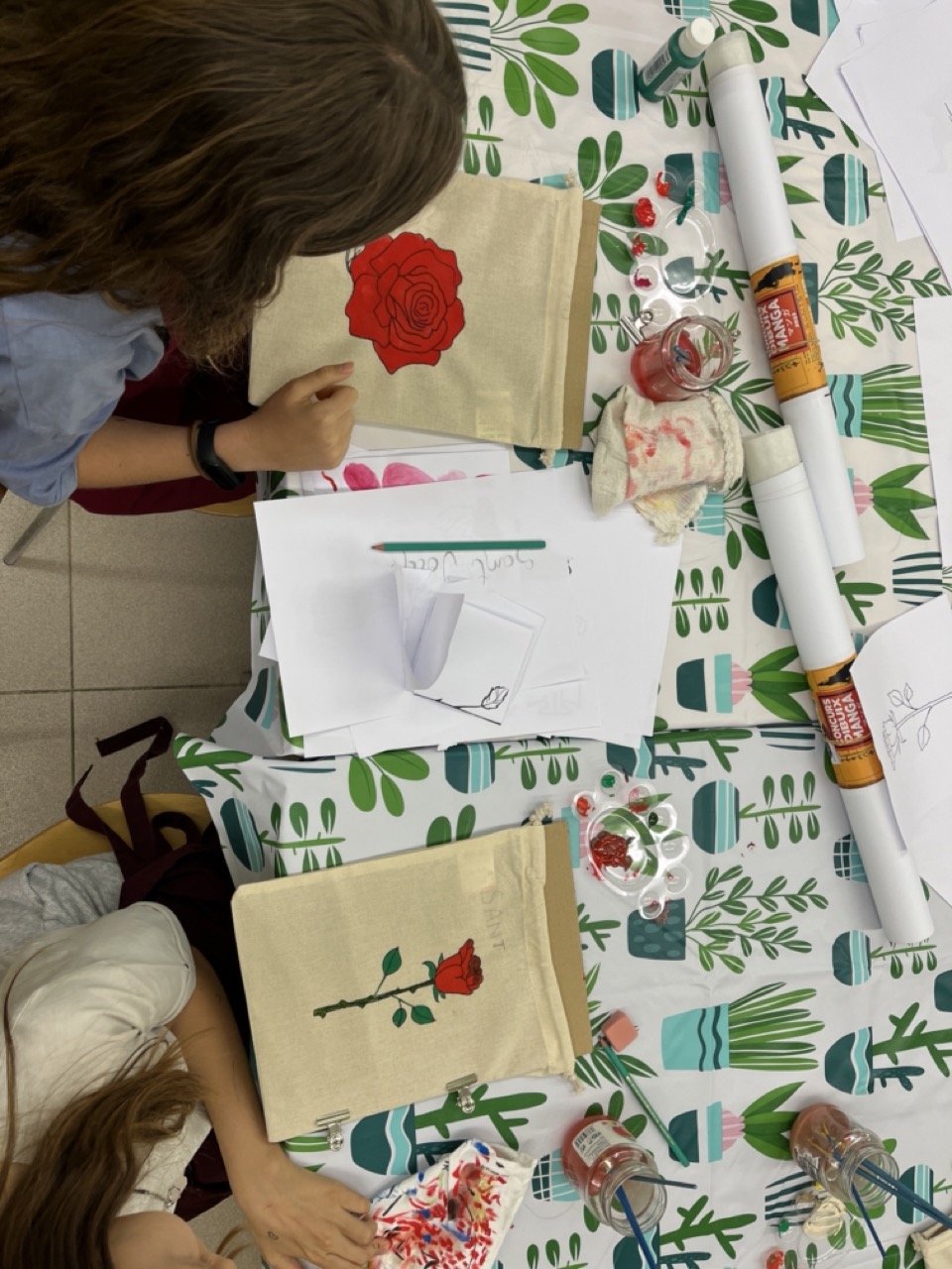 Clara Vallejo Barnosell-Pintura tèxtil: pintem una bosa tote!