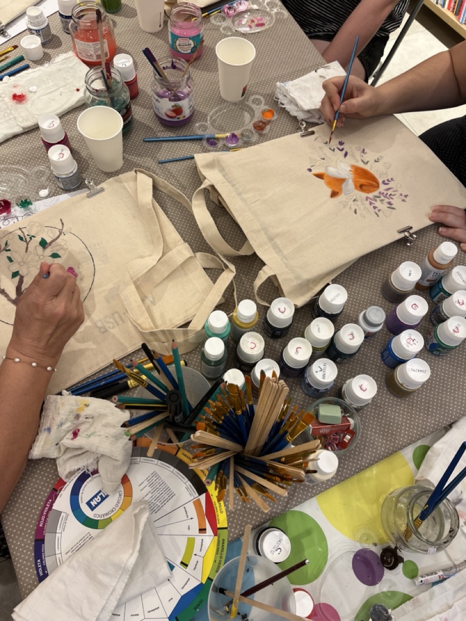 Clara Vallejo Barnosell-Pintura tèxtil: pintem una bosa tote!