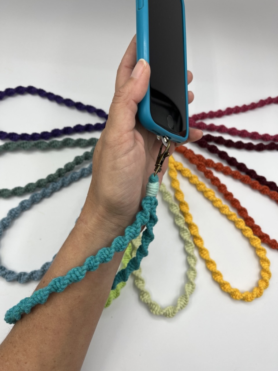 Clara Vallejo Barnosell-Taller de macramé: crea el teu clauer o portamòbil!