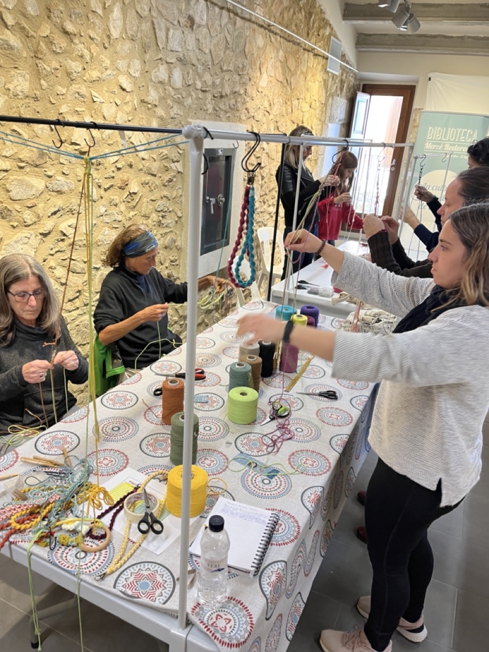 Clara Vallejo Barnosell-Taller de macramé: crea el teu clauer o portamòbil!