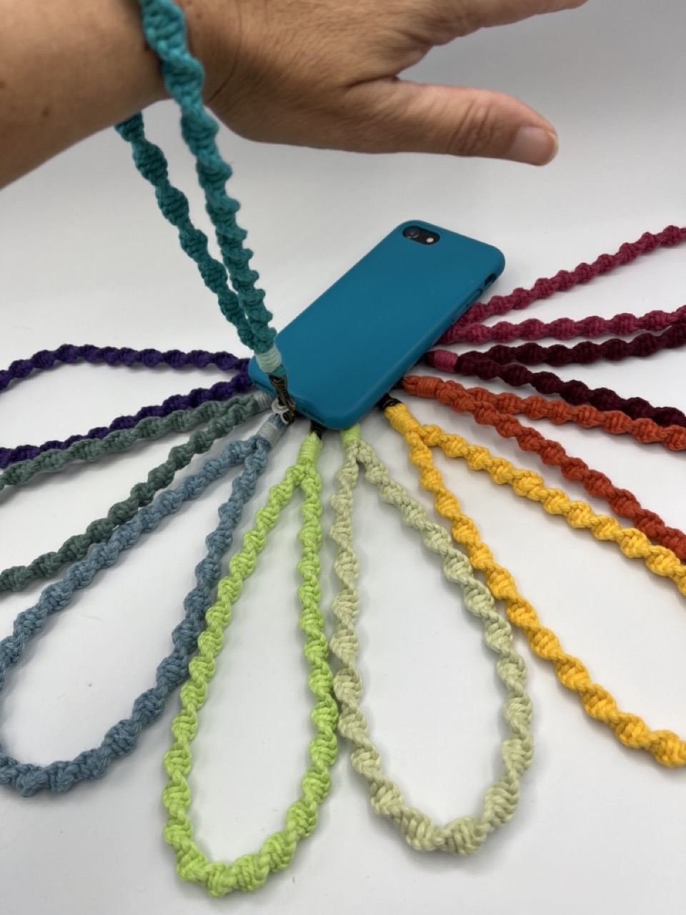 Clara Vallejo Barnosell-Taller de macramé: crea el teu clauer o portamòbil!