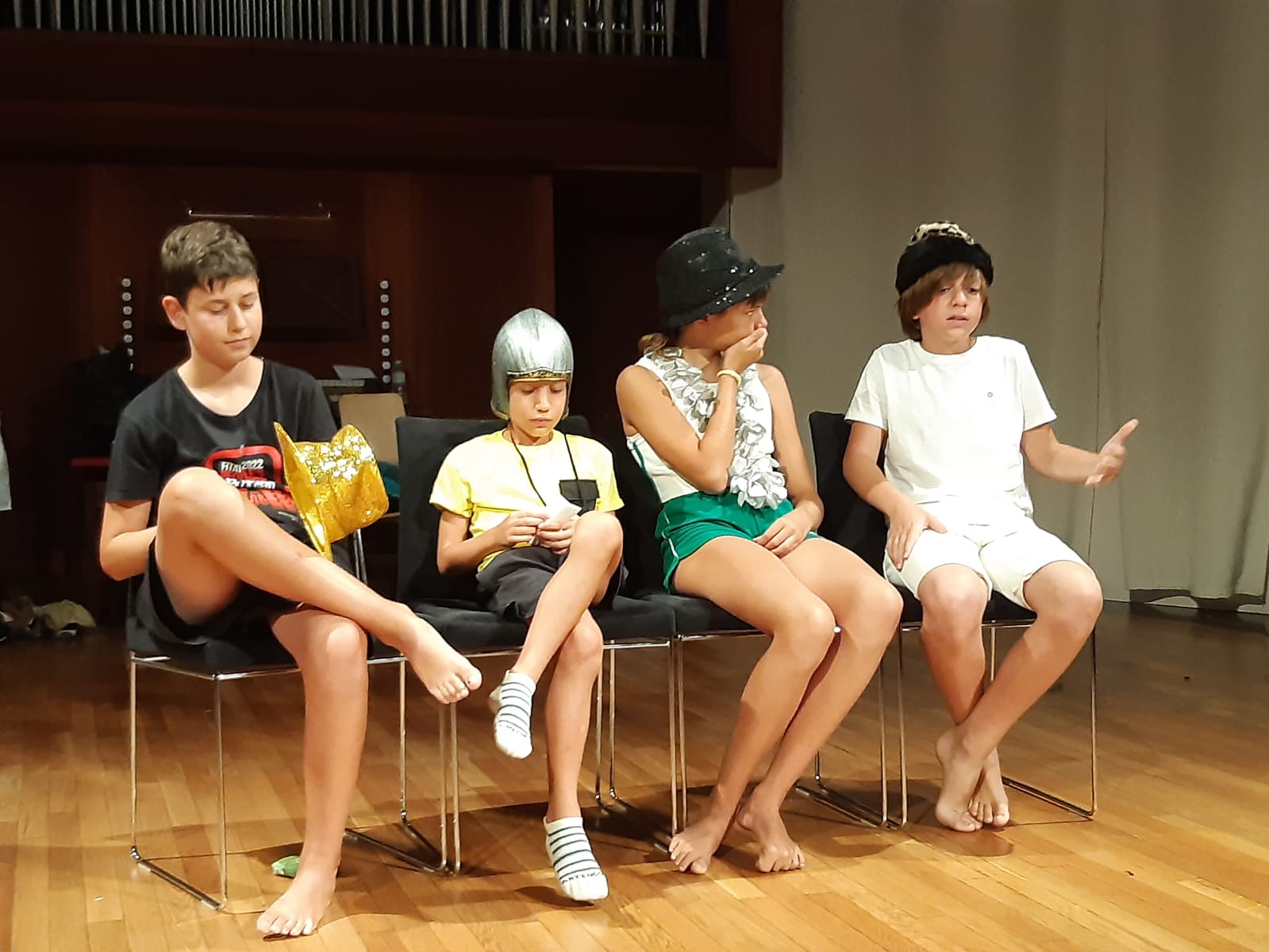 Teatre de Contacte-Tants caps, tants barrets. Tallers de teatre per a infants i adolescents 