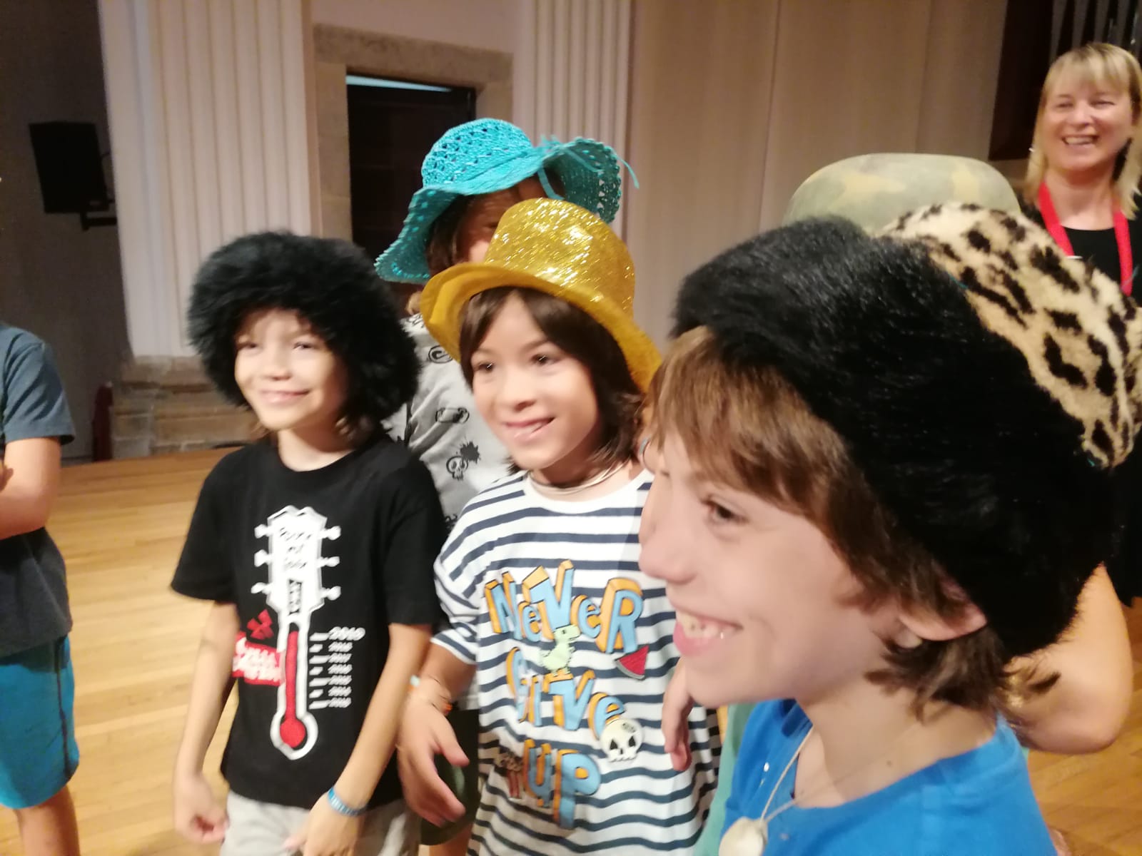 Teatre de Contacte-Tants caps, tants barrets. Tallers de teatre per a infants i adolescents 