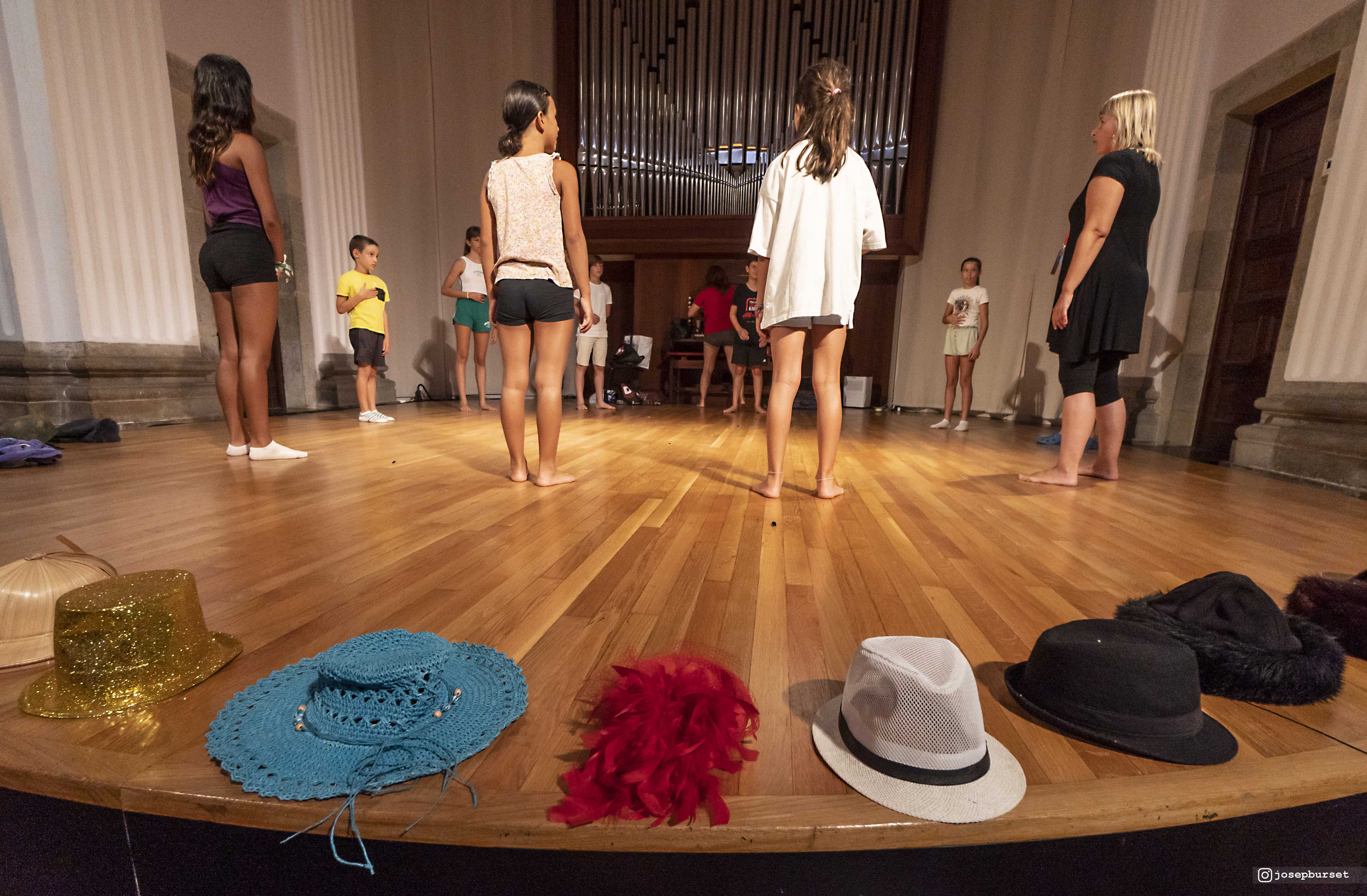 Teatre de Contacte-Tants caps, tants barrets. Tallers de teatre per a infants i adolescents 