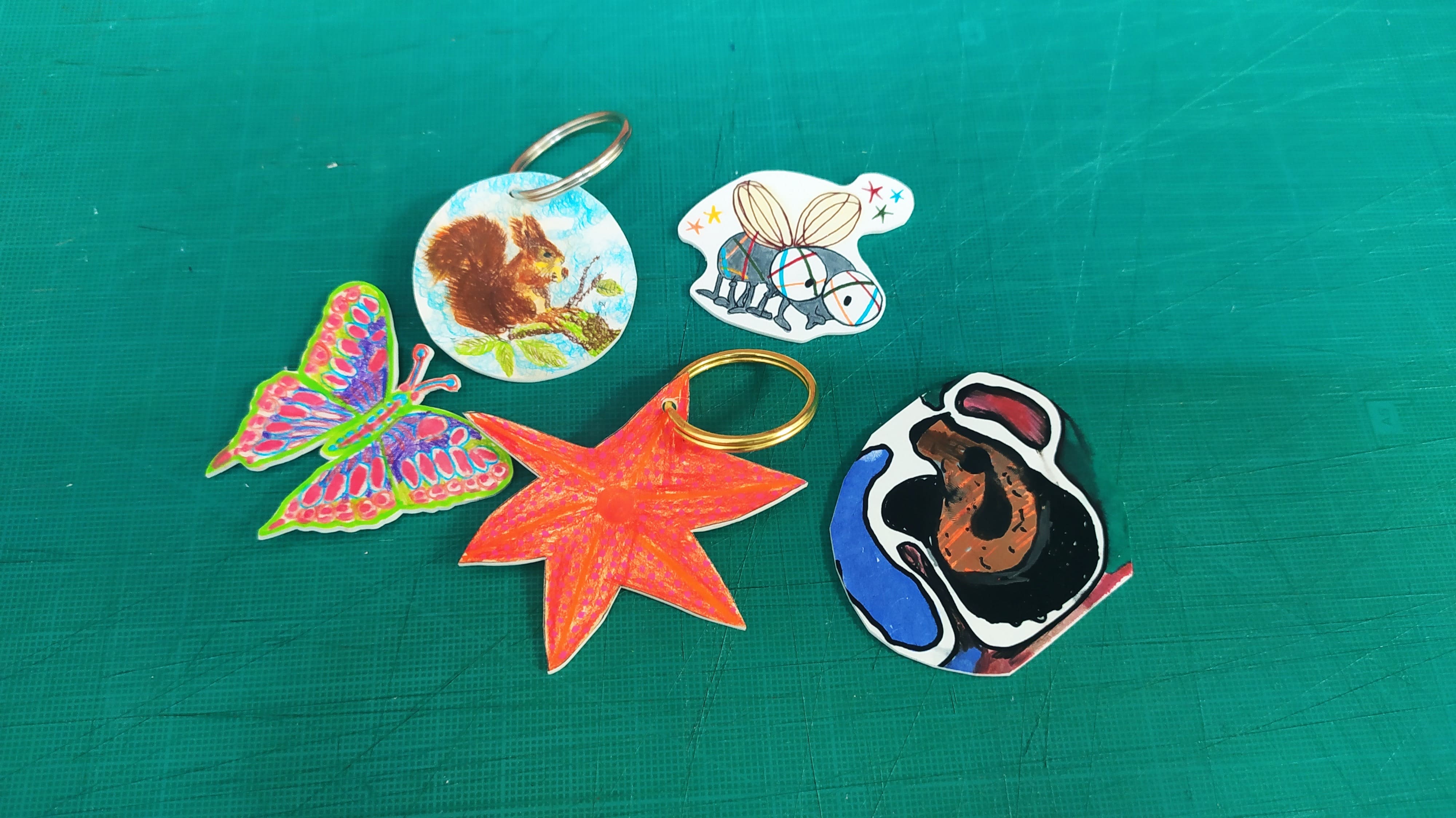 Estrodelira-Crea el teu propi clauer, imant o penjoll en paper màgic