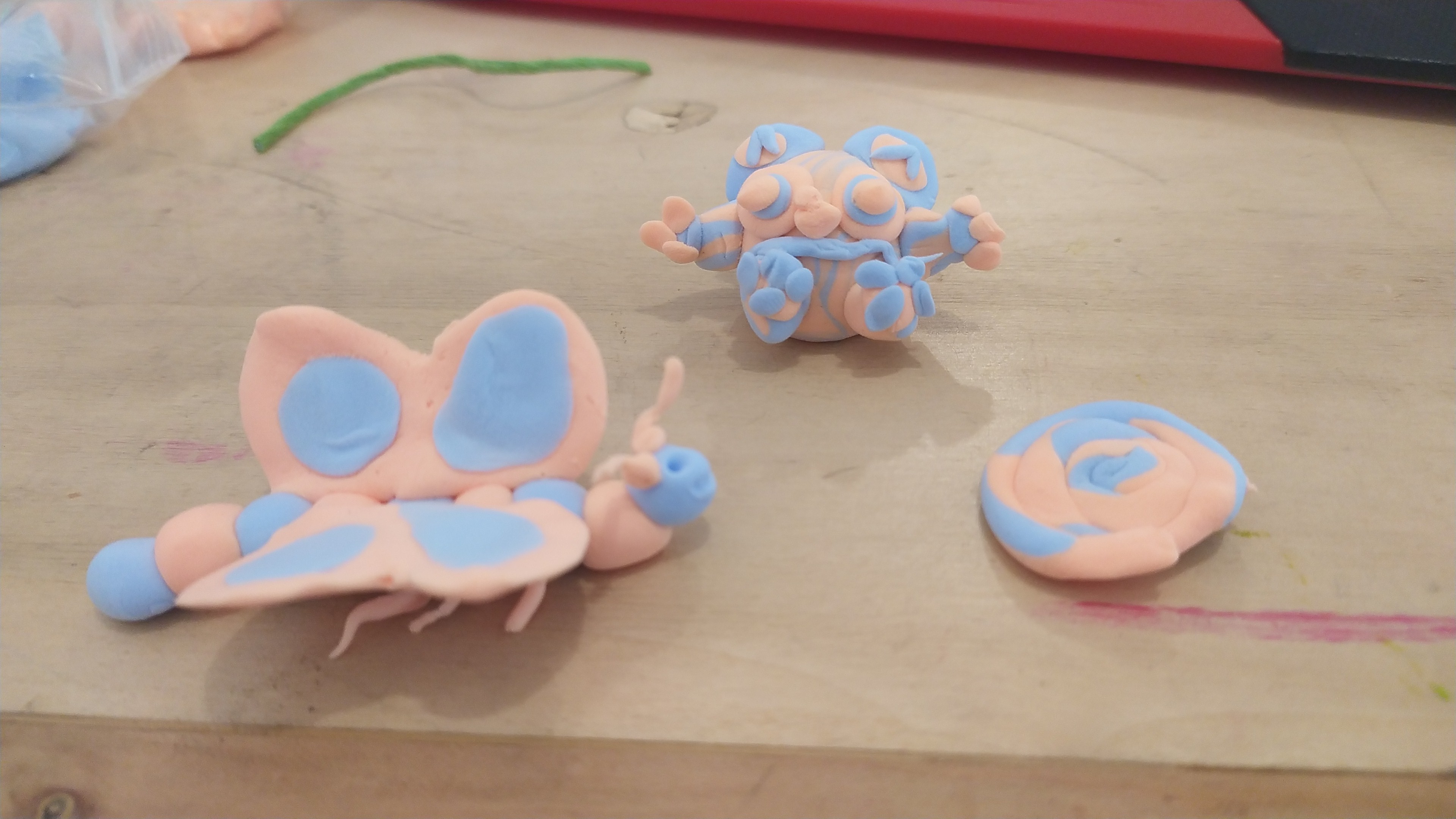 Estrodelira-Modela animals en magic clay, plastilina o paper maixé