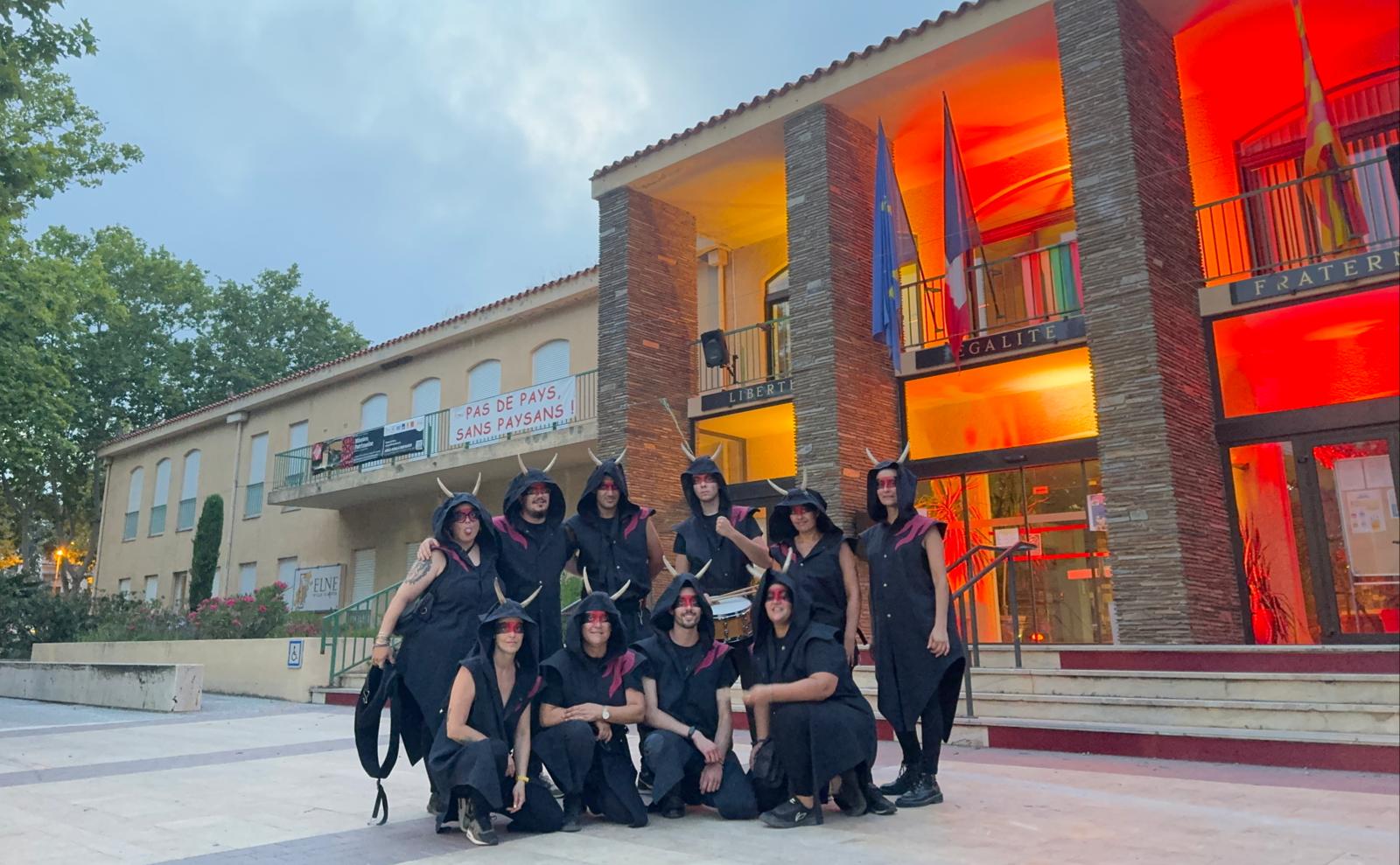 Els Senyors del Foc-Cercavila amb la banda d'Els Senyors del Foc