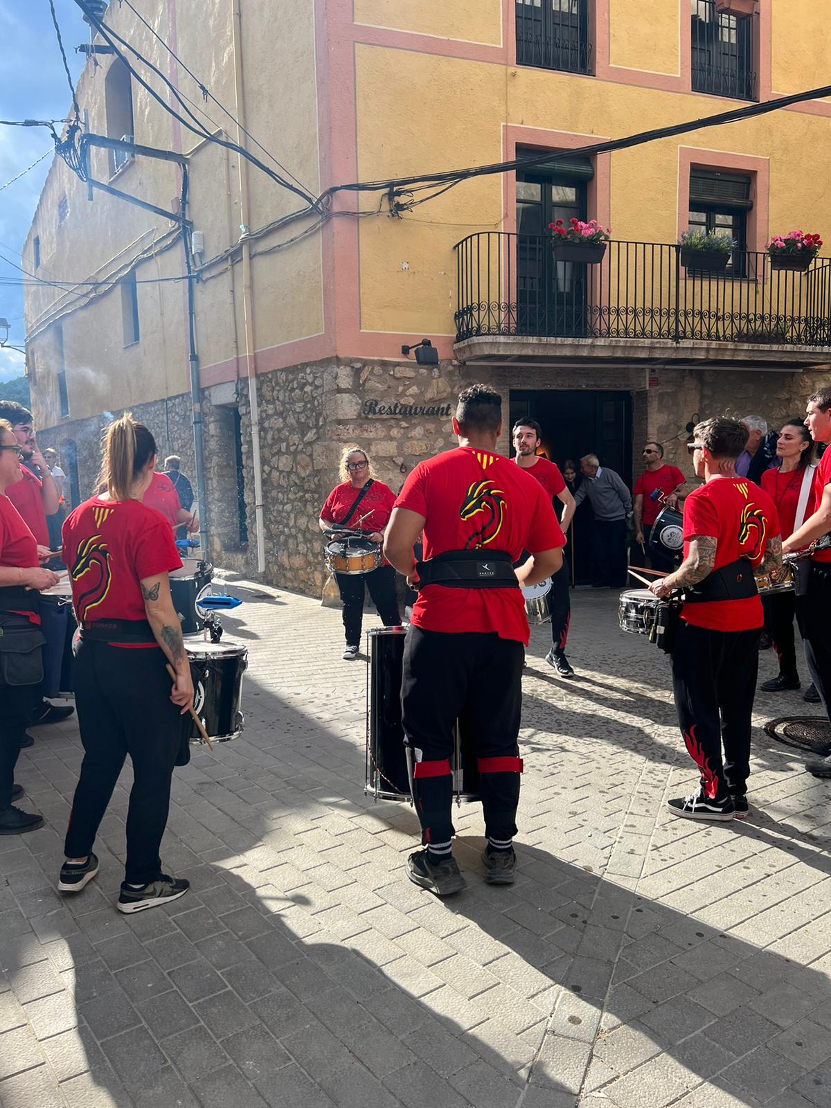 Els Senyors del Foc-Cercavila amb la banda d'Els Senyors del Foc
