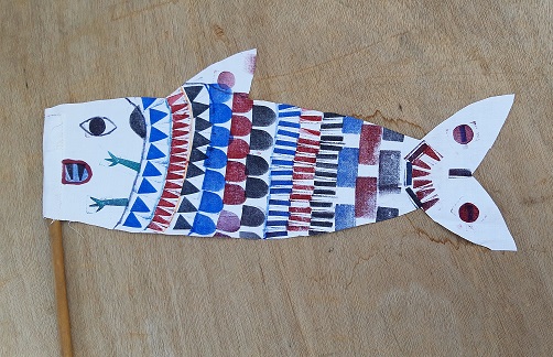 La Sal d'Olot-Taller d'estampació de peixos sobre roba 