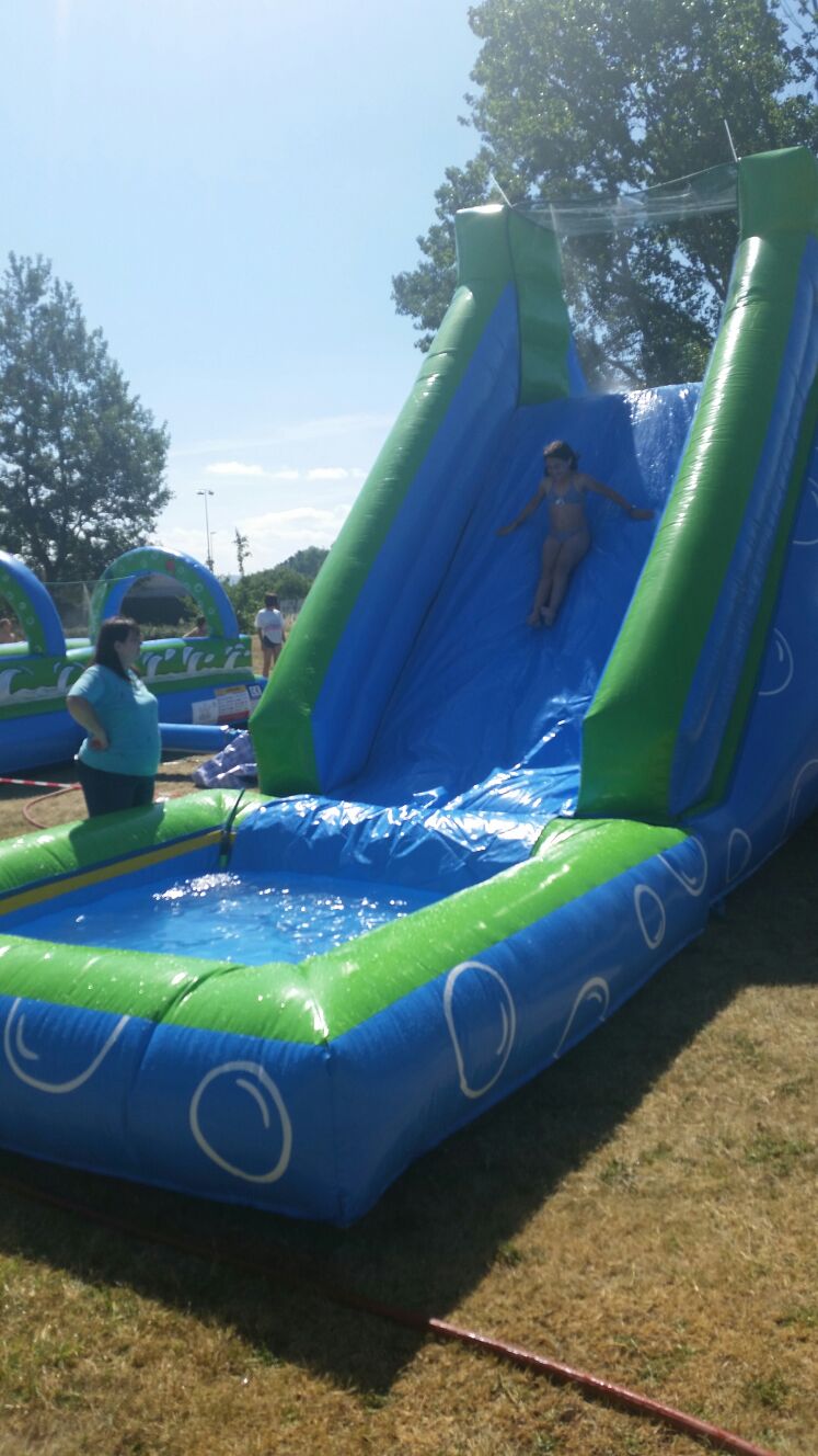 Diverfesta-Inflables: juga, salta i riu