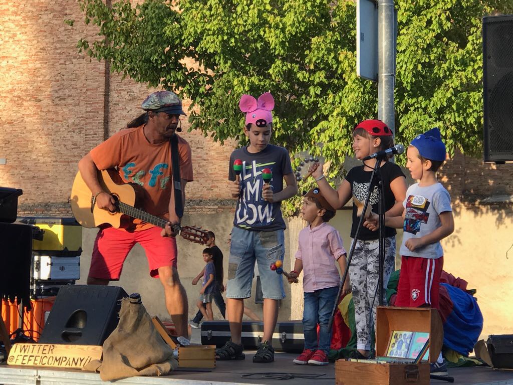 Fefe i Companyia-Festa a la plaça