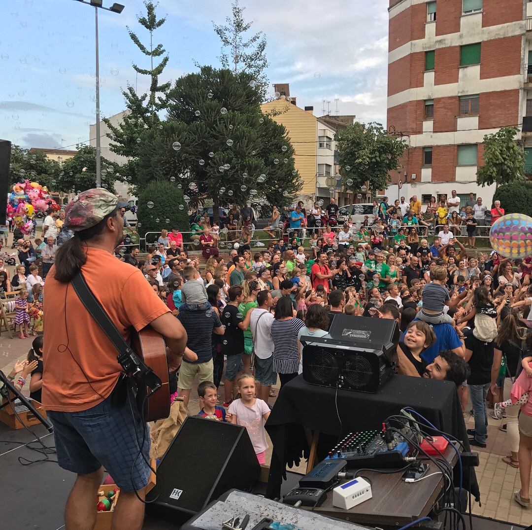 Fefe i Companyia-Festa a la plaça