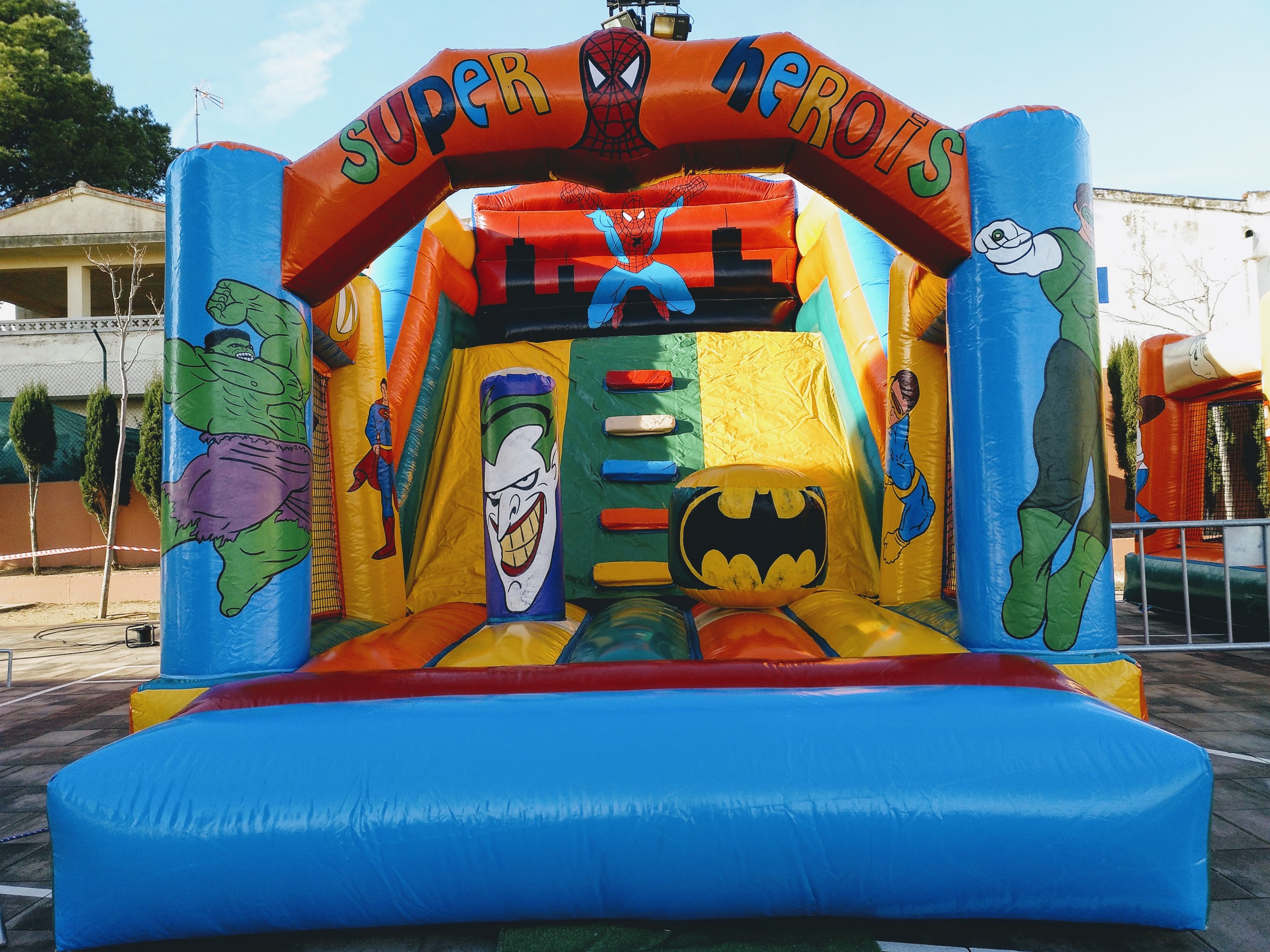 Diverfesta-Inflables: juga, salta i riu