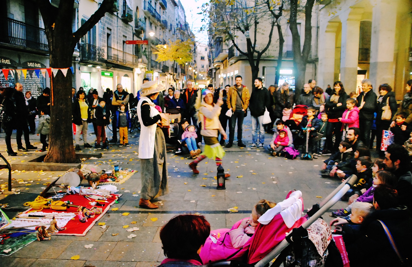 Lalala Troupe-El món de les fades vist pel forat