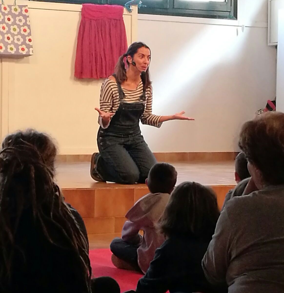 Núria Clemares-Inventem contes amb els dibuixos del públic (taller conte)