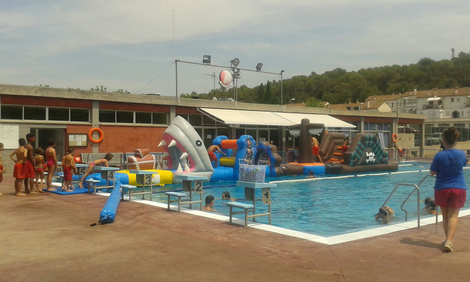 Associació Juvenil Salsa Jove-Inflables de piscina