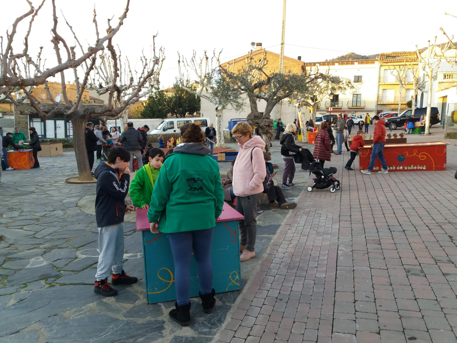 Associació Juvenil Salsa Jove-Un món de jocs gegants 