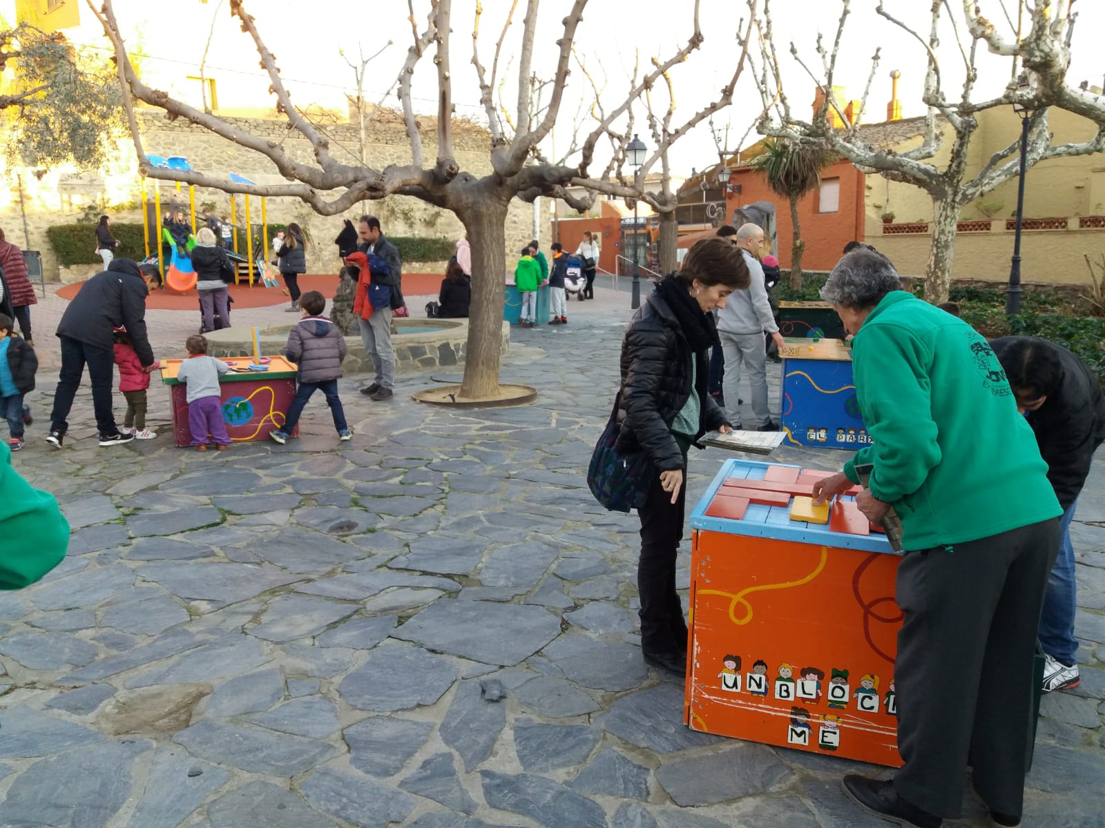 Associació Juvenil Salsa Jove-Un món de jocs gegants 