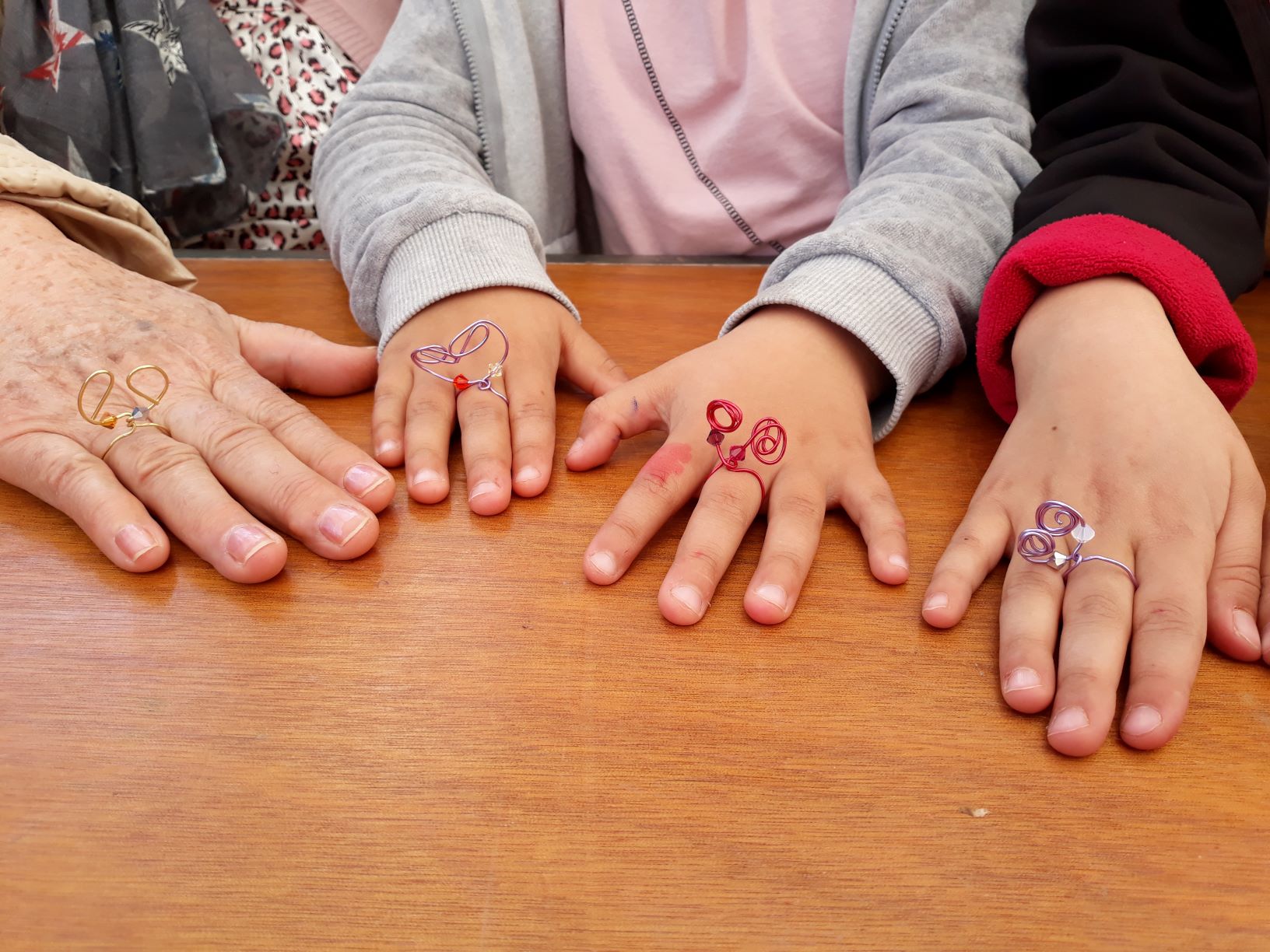 Tacte Joiers-Fem joies d’alumini de colors