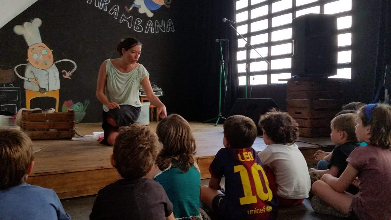 Núria Clemares-Inventem contes amb els dibuixos del públic (taller conte)