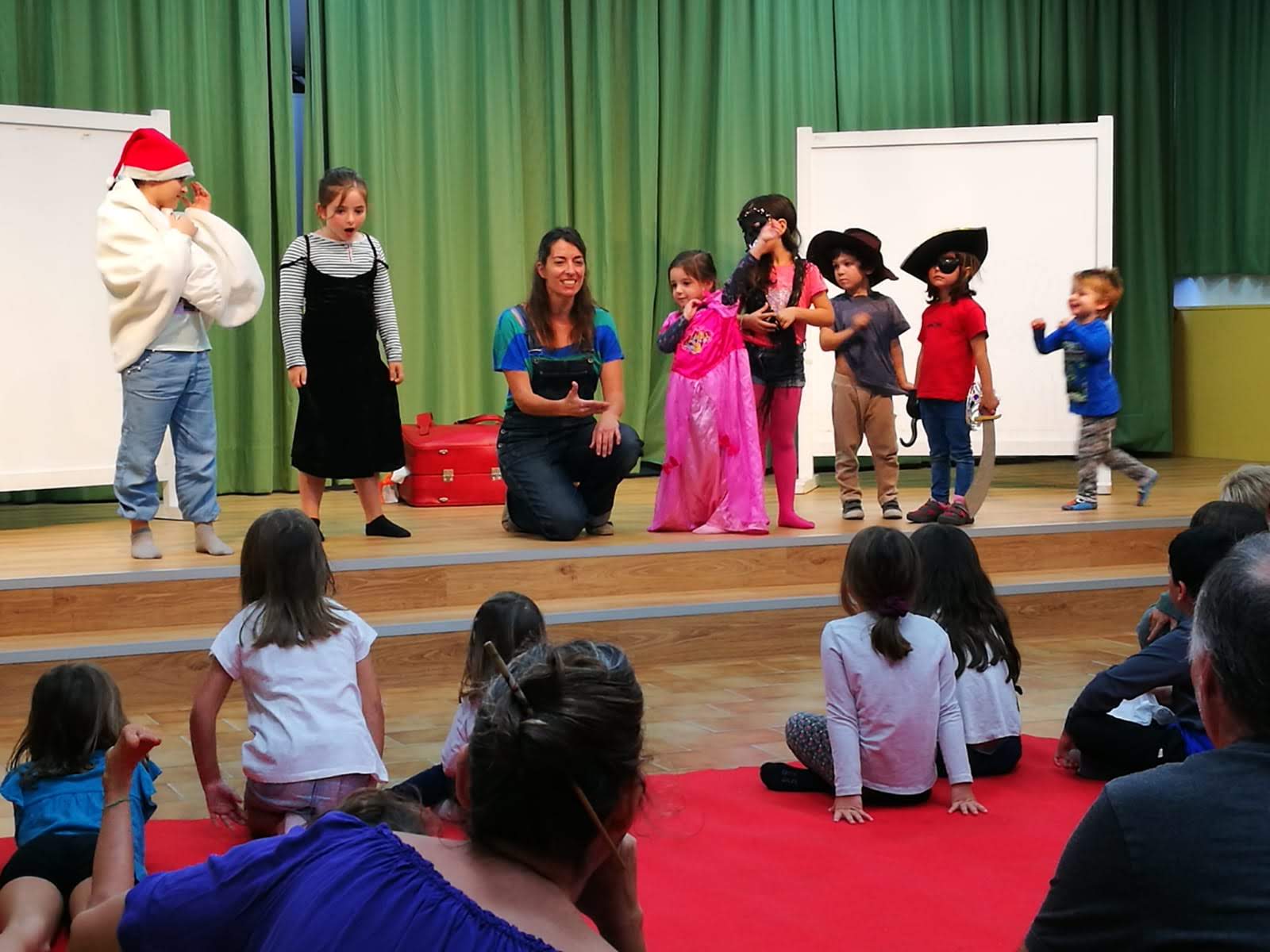 Núria Clemares-Carnestoltes. Disfresses a la biblioteca