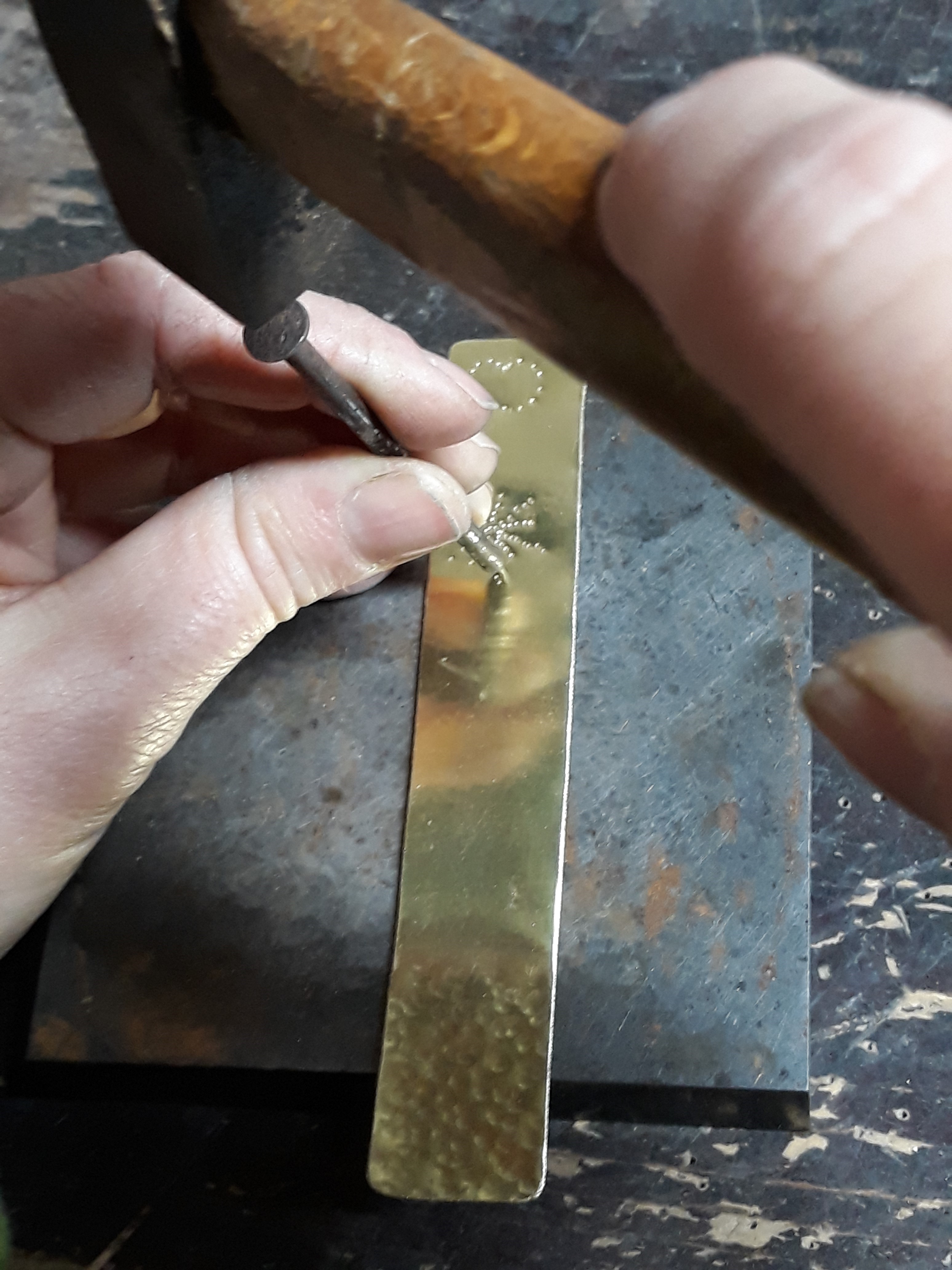 Tacte Joiers-Fem un punt de llibre de llautó, utilitzant tècniques de joieria