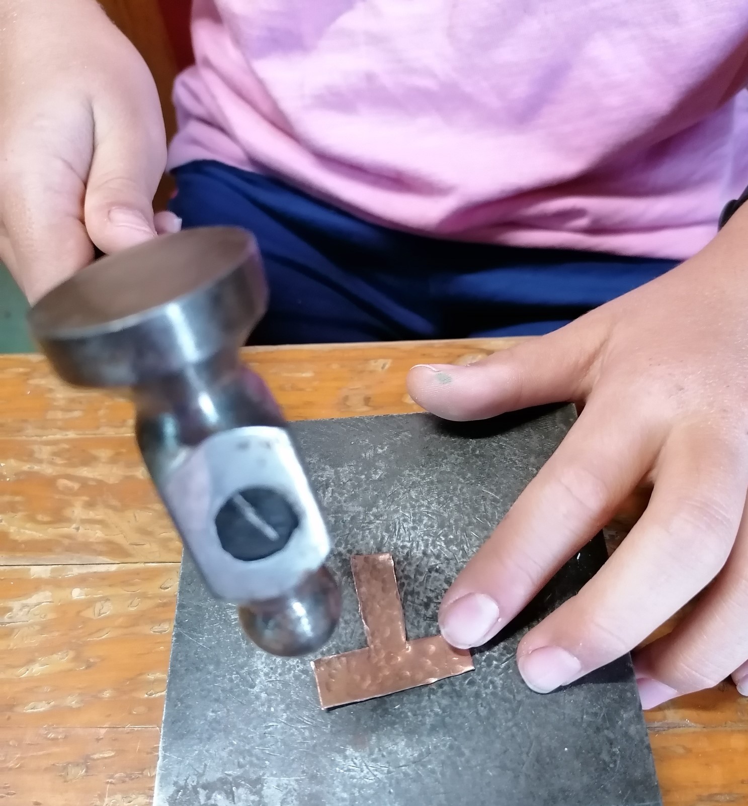 Tacte Joiers-Taller: Fem un penjoll amb la nostra inicial amb planxa de coure