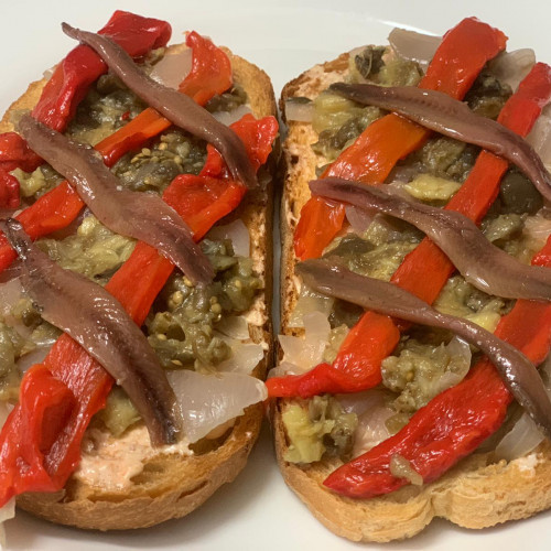 Torrades amb escalivada i anxoves