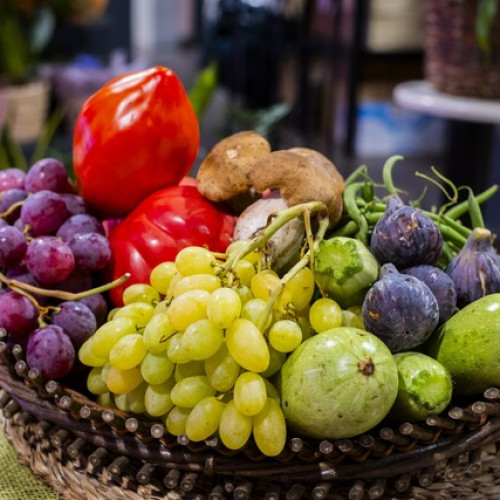 Cistella de fruites i verdures acolorida