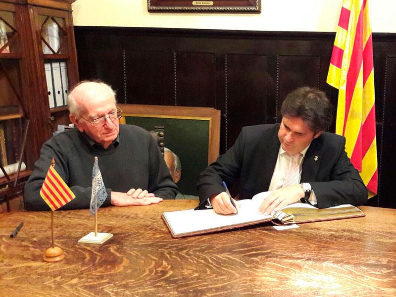 Foto 4: El President signant en el llibre d'honor; a la reunió de treball; i amb els president i expresident del Casal Català de