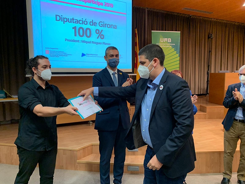 Foto 2 : Pau Presas rep el guardó que distingeix la Diputació amb el cent per cent de transparència en el segell Infoparticipa