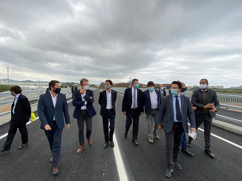 Foto 3: Miquel Noguer assisteix a la posada en servei del nou pont sobre la Tordera que connecta Blanes i Malgrat de Mar
