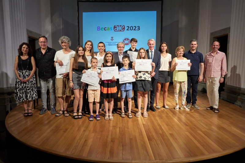 Foto 2 : El Conservatori de Girona rep noves beques de l'AIE per a l'alumnat de música tradicional
