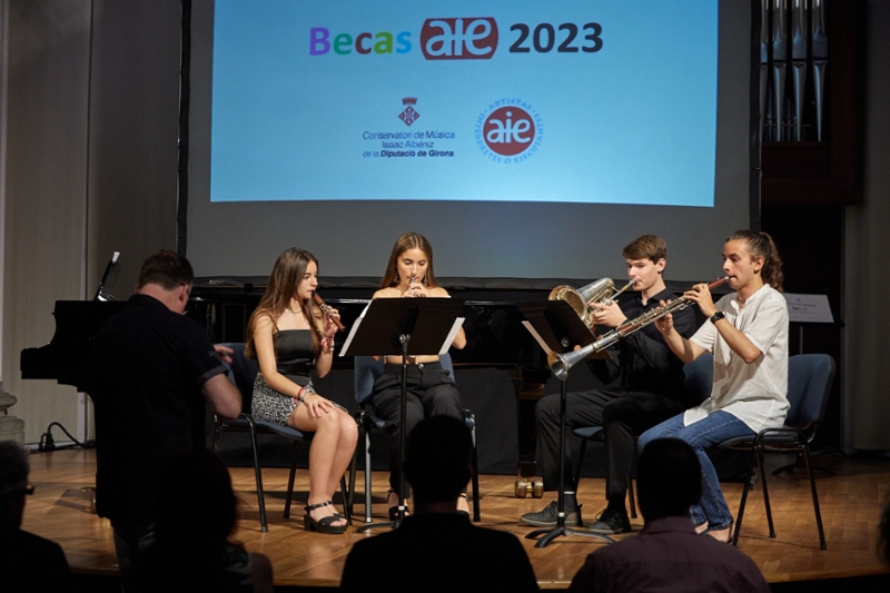 Foto 3 : El Conservatori de Girona rep noves beques de l'AIE per a l'alumnat de música tradicional
