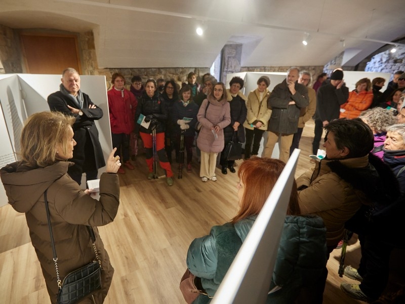 Foto 2: L'exposició «Itineraris literaris» s'inaugura a Lladó coincidint amb la presentació del darrer volum de la col·lecció