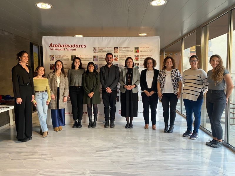 Foto : Girona ret homenatge a les trenta-tres ambaixadores de les dotze edicions de la Jornada de l'Esport Femení
