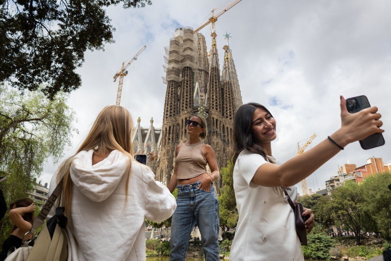 Foto 5: 2.	MUÑOZ, Miquel. La Sagrada Família és l¿atractiu turístic principal, amb més de 4,7 milions de visitants l¿any 2023, t