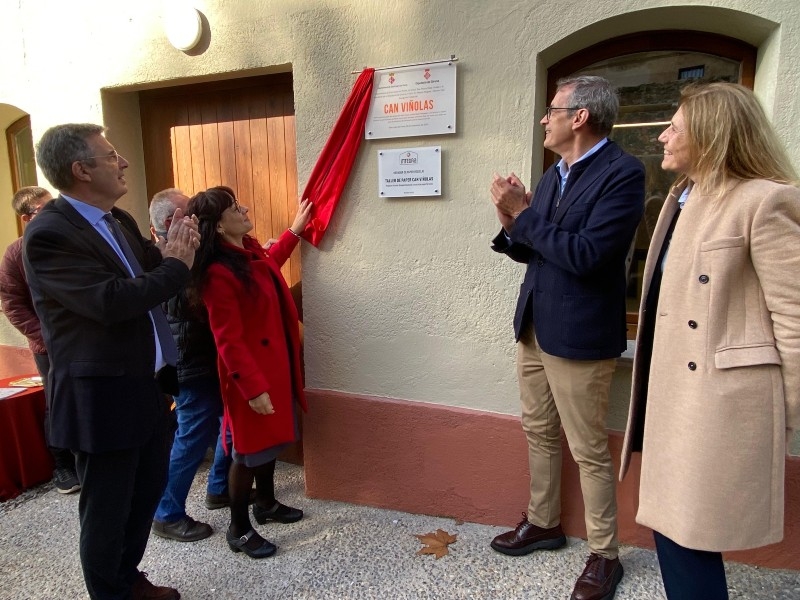 Foto 4: Sant Joan les Fonts inaugura les reformes a Can Viñolas, que es convertirà en un taller inclusiu de paper artesanal&n