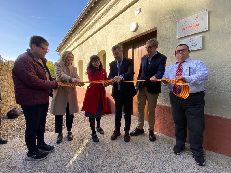 Foto : Sant Joan les Fonts inaugura les reformes a Can Viñolas, que es convertirà en un taller inclusiu de paper artesanal&n